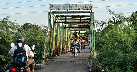 Thiruvottriyur residents do with makeshift arrangements to cross river. (Photo | EPS)