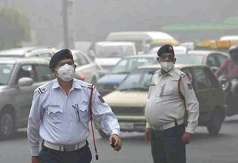 Traffic policemen wearing air filter masks in Delhi