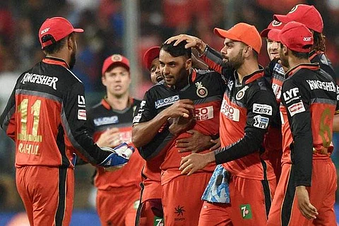 Stuart Binny (center) with RCB team mates. (File Photo | PTI)