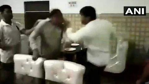 JP Councillor Manish thrashes a Sub-Inspector who came to his hotel with a lady lawyer and got into an argument with a waiter. (Photo | ANI)