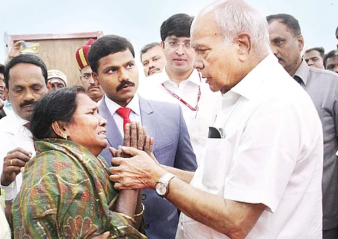 Governor Banwarilal Purohit consoling the family member of an injured trekker, who is undergoing treatment at the Government Rajaji Hospital in Madurai on Tuesday. Madurai Collector K Veera Raghava Rao is also seen | K K SUNDAR