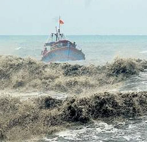 Giant waves likely to batter Kerala coast on Saturday and Sunday, cautions government