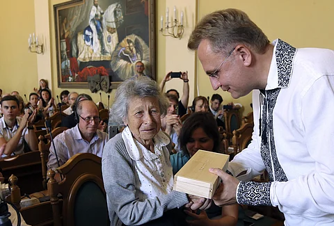 Lviv Mayor Andriy Sadoviy, right, presents a glass copy of an old metal synagogue key to Yanina Hescheles, Polish writer and a Nazi concentration camp survivor. (Photo| AP)