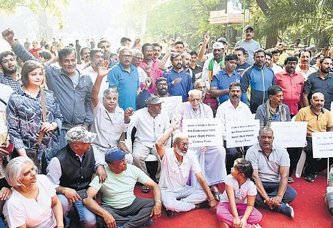 Freedom fighter H S Doreswamy (centre), actress Vasundhara Das (extreme left) and walkers of Cubbon Park stage a protest against the construction of the annexe building of the High Court, in Bengaluru on Sunday | NAGARAJA GADEKAL