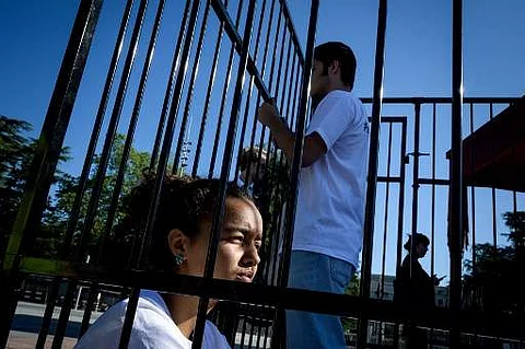 #ClassroomsNotCages: Teenagers protest in Geneva, urges UN action on Trump migration policy