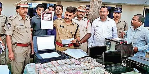 SIT with seized fake currency (Photo |EPS)