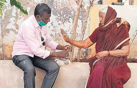 Special Branch ASI G Ganganna with Santhamma on Wednesday (Photo | EPS)