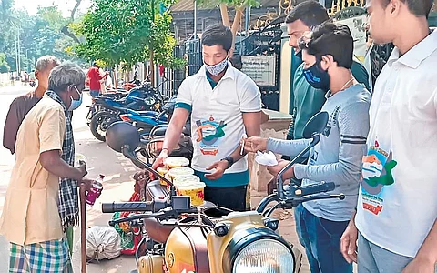 SVSS members distribute food to beggars and destitutes in Palasa. (Photo | EPS)