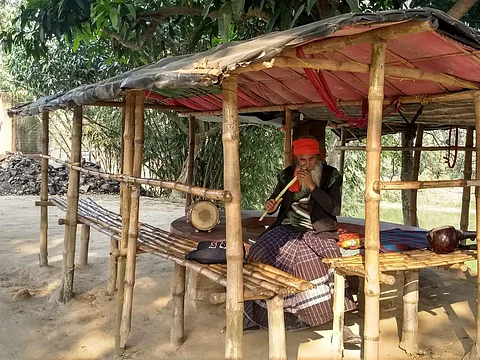 Famous Baul singer Mansur Fakir at his house in Nadia district of West Bengal. (Photo| Alisha Rahaman Sarkar)