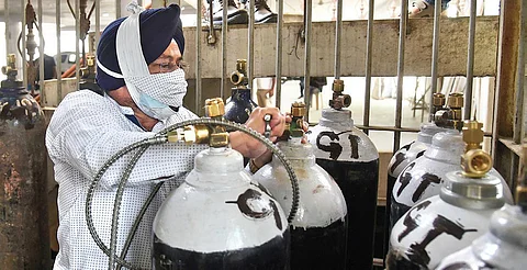 A technician refills oxygen cylinder at Gurudwara Singh Sabha in Greater Kailash in New Delhi. (Photo| Parveen Negi, EPS)