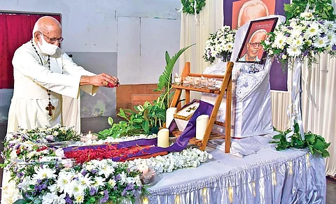 Cardinal Mar George Alencherry paying floral tributes to the urn and the image of Fr Stan Swamy, who died in a Mumbai hospital when in custody in connection with Bhima Koregaon case | Albin Mathew