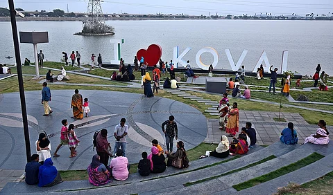 People flock to the renovated bund of Periyakulam lake in Ukkadam, Coimbatore