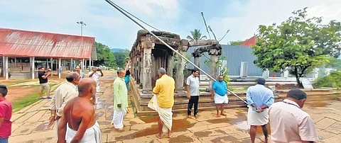 Advocate Commissioner M R Arun Karanavar visiting the temple