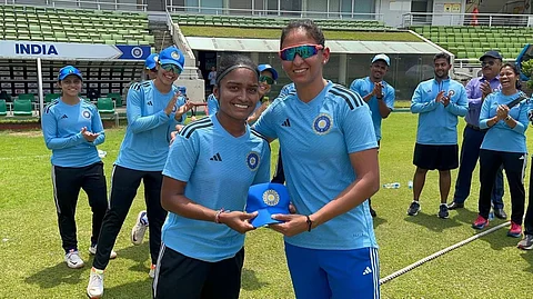 Anusha Bareddy receives her India cap from Harmanpreet Kaur.