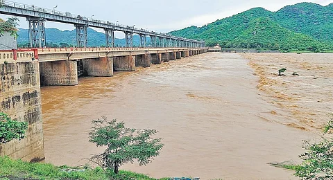 Water level at Dowleswaram recedes, three districts on high alert