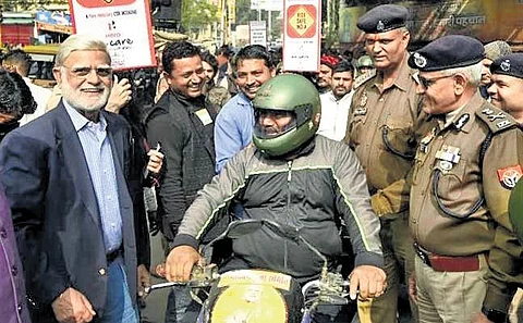 TNIE Editorial Director Prabhu Chawla and Varanasi police commissioner Mutha Ashok Jain distribute helmets at Chawka Ghat crossing | express