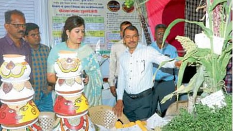 Agriculture Exhibition : नवीन तंत्रज्ञान जाणून घेण्यासाठी शेतकऱ्यांची कृषी प्रदर्शनात गर्दी