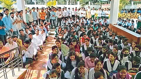 Agri Student Protest : कृषी अभ्यासक्रमाचे विद्यार्थी विविध मागण्यांसाठी आक्रमक