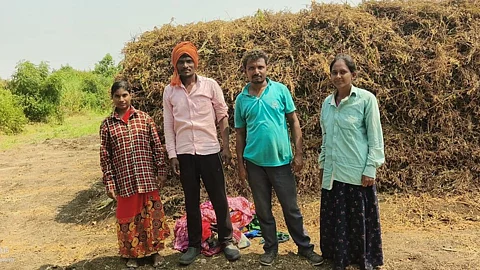 (उजवीकडून अनिता,नरेश,गजानन, संगिता)