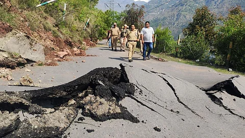 Jammu-Kashmir Landslide : मुसळधार पाऊस आणि बर्फवृष्टीमुळे जनजीवन विस्कळीत; भूस्खलनमुळे अनेक घरे कोसळली