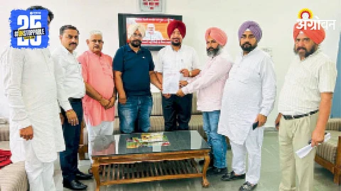 Ravindra Singh Dhillo giving a statement to Harendra Singh Barad