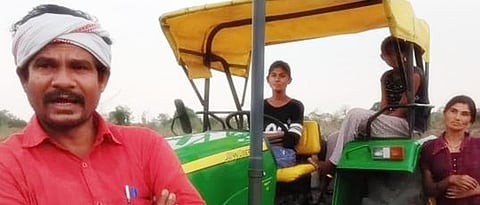 ‘लॉकडाउन’मध्ये कमाल... शेतकऱ्याच्या दोन्ही मुली शिकल्या ट्रॅक्टर चालवायला !