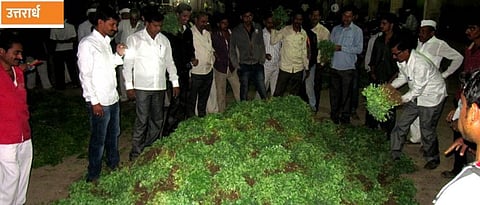 बाजारात आलेल्या मालाचा लिलावामध्ये अनेक वेळा रॅकेटिंग असल्याचे स्पष्टपणे दिसत असूनही शेतकरी काही करू शकत नाही.