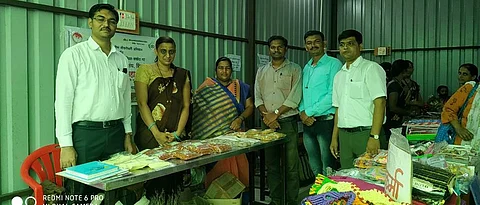 सरस्वती महिला समूहाचा केळी उपपदार्थ, फरसाण विक्रीचा फैजपूर (ता.यावल, जि.जळगाव) येथील स्टॉल.