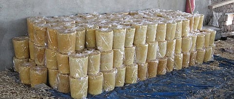 मार्केट मध्ये नेण्यासाठी सज्ज गूळ