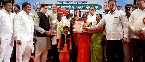आदर्श गोपालक, प्रगतिशील शेतकऱ्यांचा महसूल मंत्र्यांच्या हस्ते गौरव करण्यात आला