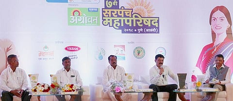 सरपंच महापरिषदेमध्ये जुनोनी वॉटर मीटर प्रकल्पावर आयोजित परिसंवादात बोलताना प्रा. डॉ. भूपाल पाटील, त्या वेळी (डावीकडून) भारत व्हनमाने, लक्ष्मण केंगार, सरपंच संजय कांबळे, व्यासपीठावर बाजूला अॅग्रोवनचे संपादक आदिनाथ चव्हाण