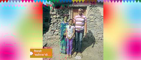 भोजला (ता. पुसद, जि. यवतमाळ) : घरासमोर कुटुंबीयांसमवेत शेतकरी संजय राऊत.