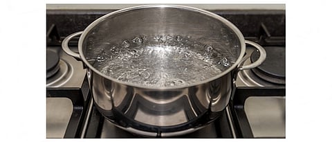 पाणी उकळणे हा पाणी शुद्धीकरणाचा एक खात्रीशीर उपाय आहे.