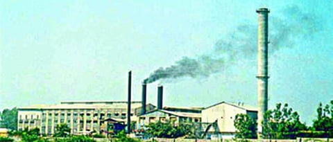 Chimney of Siddheshwar factory Opposition to padkama by sugarcane workers