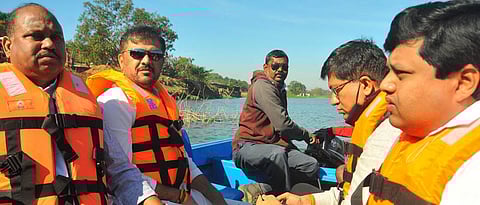 अवैध मासेमारी रोखण्यासाठी गस्ती नौका Patrol boats to prevent illegal fishing