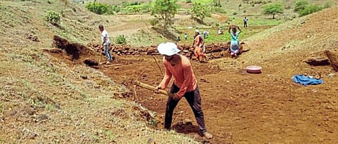 गाळोशी येथील कोरडवाहू शेतजमिनीत पाणी मुरवण्यासाठी दगडी बांध बांधताना बेंडकोळी कुटुंब.