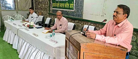 कार्यशाळेत मार्गदर्शन करताना जिल्हा अधीक्षक कृषी अधिकारी बाळासाहेब शिंदे