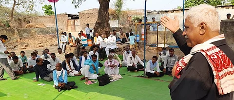 आत्महत्या केलेल्या शेतकऱ्यांना चिलगव्हाणमध्ये श्रद्धांजली To the farmers who committed suicide Tribute to Chilgavan