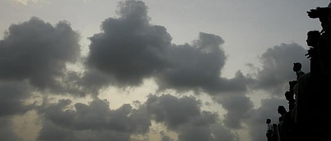 Cloudy Weather : ढगाळ वातावरणाने धास्ती