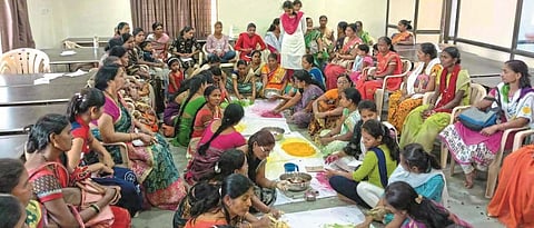 नैसर्गिक रंग बनविण्याचे महिलांनी गिरविले धडे