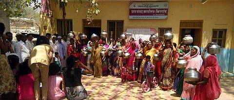 किनगाव येथे हंडा मोर्चा