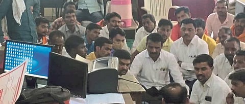 Farmers sit in Parbhani for crop insurance compensation
