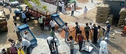 आधारभूत किमतीने कंपनीद्वारे शेतमाल खरेदी करताना.