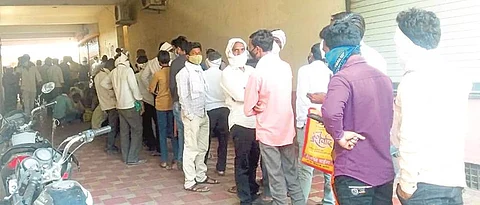 Farmers line up in Akola to buy fertilizers and seeds