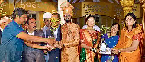 नगर ः पोपटराव पवार यांच्या कन्येच्या विवाह समारंभात झाडांची रोपे आहेर म्हणून स्वीकारताना वधू आणि वर.