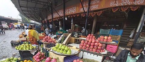आठवडी बाजार बंदचा भाजीपाला उत्पादकांना फटका Weekly market closure Vegetable growers hit