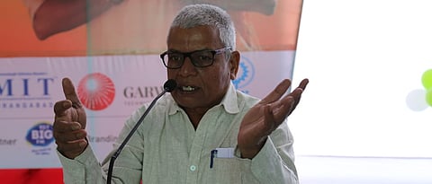 नैसर्गिक शेतीचे अभ्यासक सुभाष शर्मा मार्गदर्शन करताना