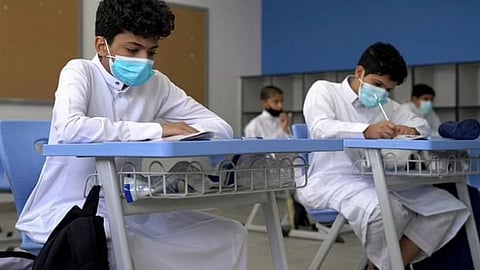 طلاب في المدرسة