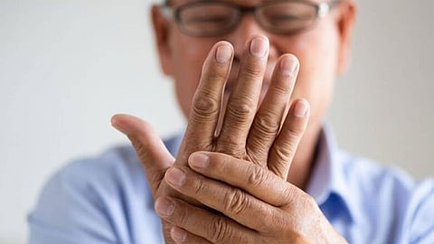 استشاري يكشف أمرًا هامًا بشأن متلازمة النفق الرسغي