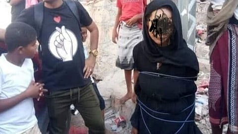 امرأة مربوطة في عمود تثير ضجة